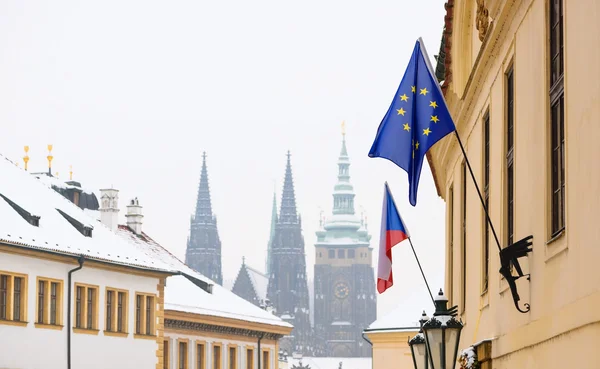 Prager Burg im Winter, im Vordergrund die Fahne der Europäischen Union — Stockfoto