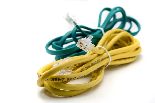 Желтые и зеленые сетевые кабели — стоковое фото