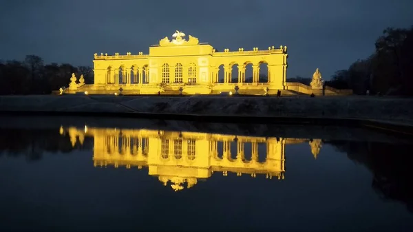 Gece Viyana 'da Schloss Schoenbrunn Gloriette