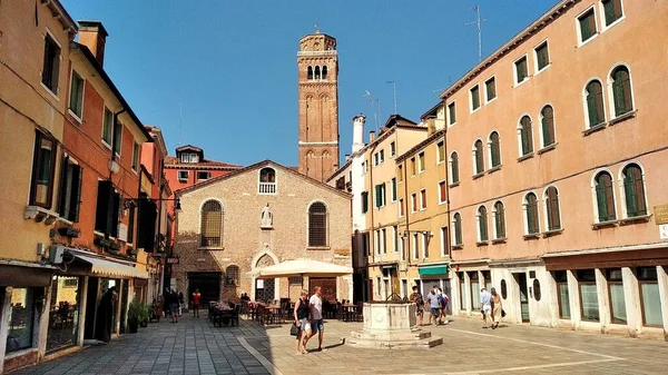 Venedik meydanında su kuyusu