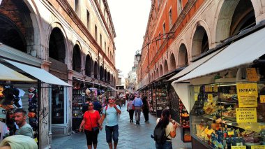 Venedik 'te alışveriş caddesi