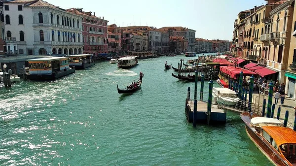 Venedik 'teki ana su yolunda Gondol var.