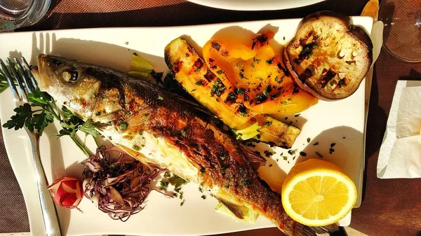 Bir restoranda yemek yemek.