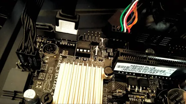 Bileşenleri olan bir bilgisayarın içinde