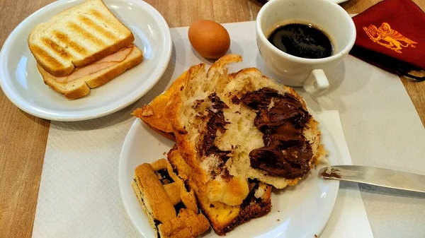 Tost ve kahveyle kahvaltı