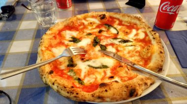 İçkili bir masada pizza