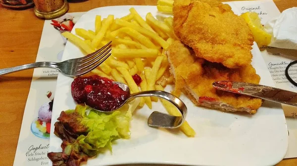 Masadaki yemeğin tadını çıkar.