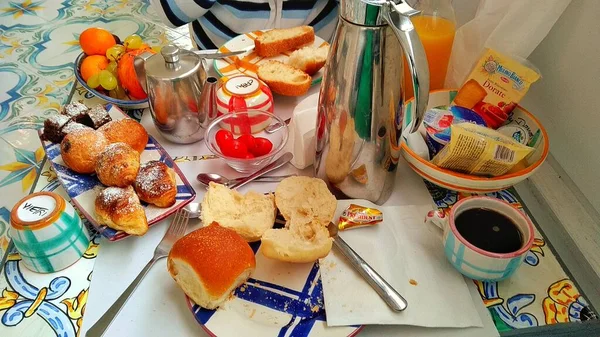 Nefis bir kahvaltı masası.