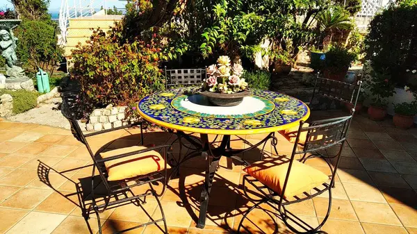 Bahçede romantik bir masa