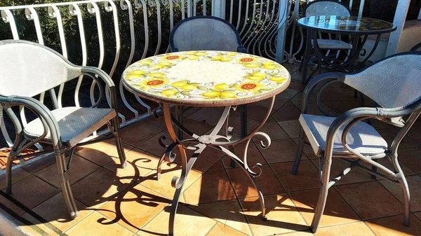 Bahçede romantik bir masa