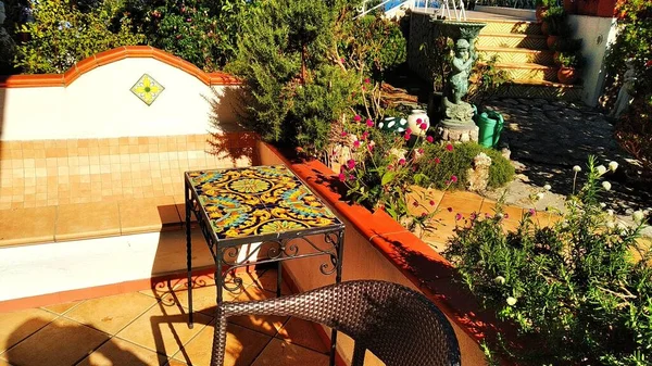 Bahçede romantik bir masa