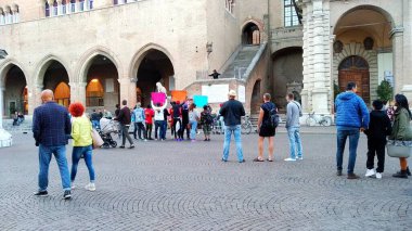 Şehirde gösteri var.