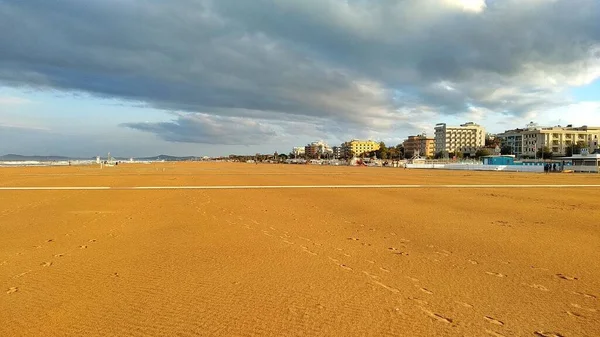 Binaları ve kumsalları olan bir panorama.