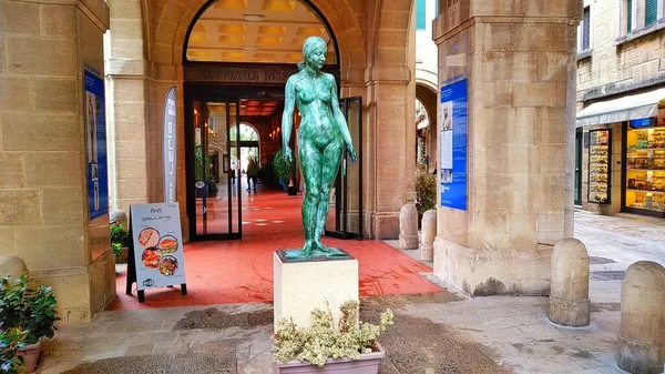 Tuğla bir binanın önündeki heykel.