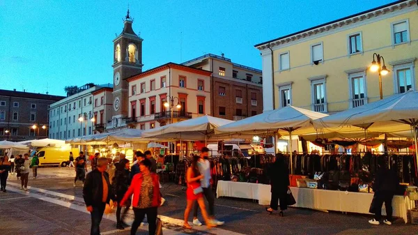 Şehirde alışveriş eğlencesi, pazar