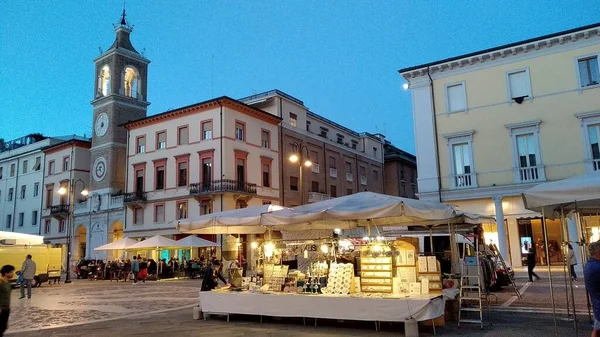 Şehirde alışveriş eğlencesi, pazar