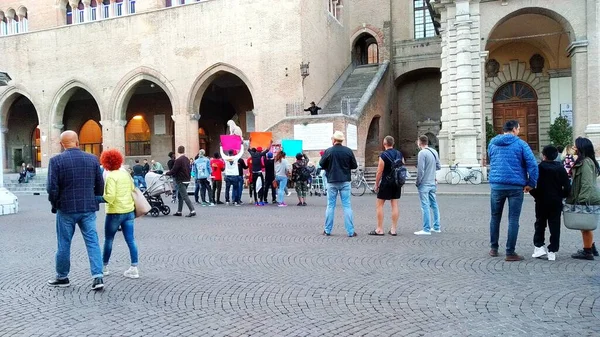 Şehirde gösteri var.