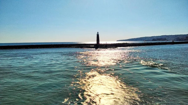 Deniz feneri akşam güneşidir.