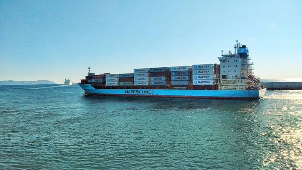 Bir konteynır gemisi akşam güneşidir.