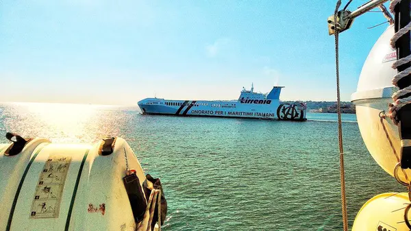 Bir konteynır gemisi akşam güneşidir.