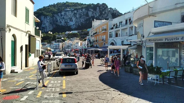 Şehirde bir alışveriş caddesi