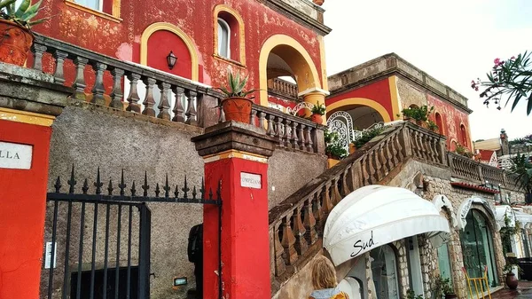 Şehirde bir alışveriş caddesi