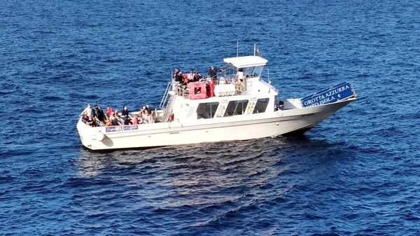 Deniz kenarında bir tekne gezisi.