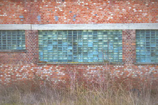 Endüstri evinde eski bir cam pencere.