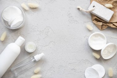 Kozmetik yatıyordu. Organik vücut bakım ürünleri. El kremi, saç şampuanı, hindistan cevizi yağı, sünger taşı, beton kaplama pamuklu çubuklar..