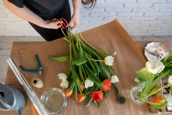 Vrouw Bloemist Werken Aan Het Maken Van Een Creatief Boeket — Stockfoto