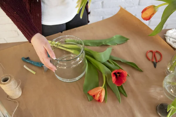 Vrouw Bloemist Werken Aan Het Maken Van Een Creatief Boeket — Stockfoto