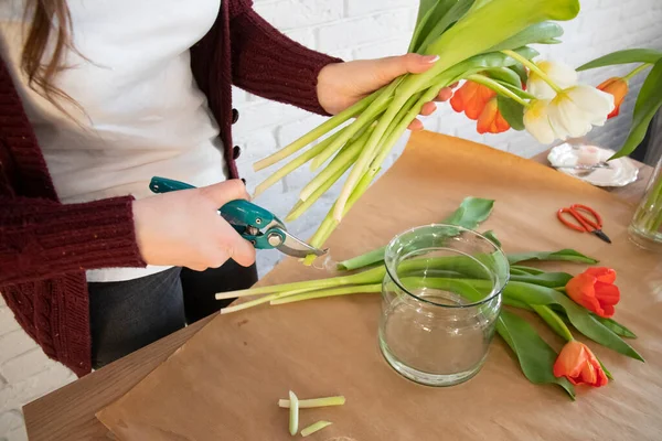 Bloemist Snoeit Bloemen Met Snoeischaar Werkplaats Een Bloemenwinkel Ambachtelijk Papier — Stockfoto