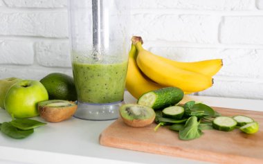 Blender işlemini kapat. Yeşil, sağlıklı bir smoothie pişiriyorum. Mikser kabında karıştırıyorum. Yeşil detoks smoothie yapıyorum. Sağlıklı yeşil smoothie ile muz, ıspanak, avokado, elma ve nane. Vejetaryen yemeği.