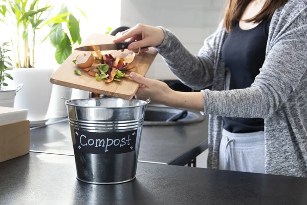 Una Joven Lanza Esquejes Verduras Cubo Compost Cubo Compost Metal — Foto de Stock