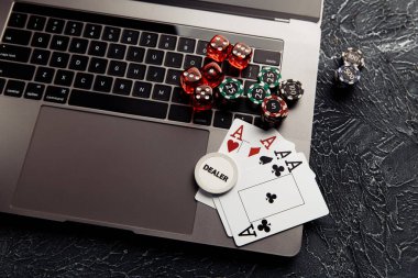 Çevrimiçi kumarhane teması. Klavyede kumar fişleri, kartlar ve zarlar