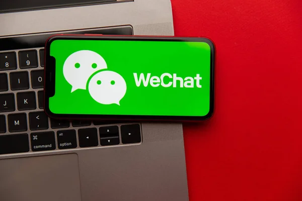 Тула, Россия - 08 сентября 2020 года: логотип WeChat на дисплее iPhone — стоковое фото