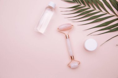 Yüz masajı için Jade Roller. Yaş, kaldırma ve ton tedavisi kavramı