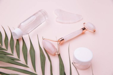 Yüz masajı için yeşim patenci. Güzellik konsepti