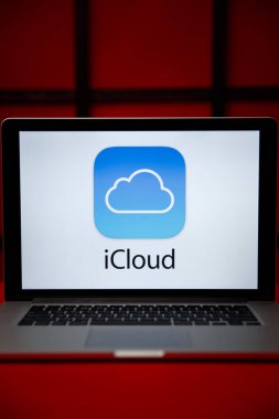 Laptop ekranındaki Tula 06.02.2020 iCloud logosu kırmızı arkaplanda izole edildi