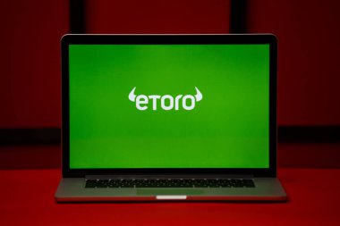 Laptop ekranındaki Tula 06.02.2020 Etoro logosu kırmızı arkaplanda izole edildi.