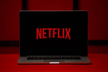 Laptop ekranındaki tula 06.02.2020 Netflix logosu kırmızı arkaplanda izole edildi.