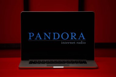 Tula 06.02.2020 Pandora internet radyo logosu dizüstü bilgisayarda kırmızı arkaplanda izole edildi..