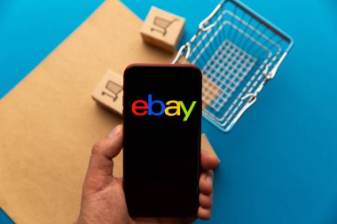Tula, Rusya - 08 Eylül 2020: iPhone ekranında Ebay uygulama logosu