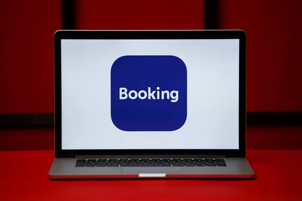 Tula 06.02.2020 Logo Booking.com sullo schermo del computer portatile isolato sullo sfondo rosso. — Foto Stock