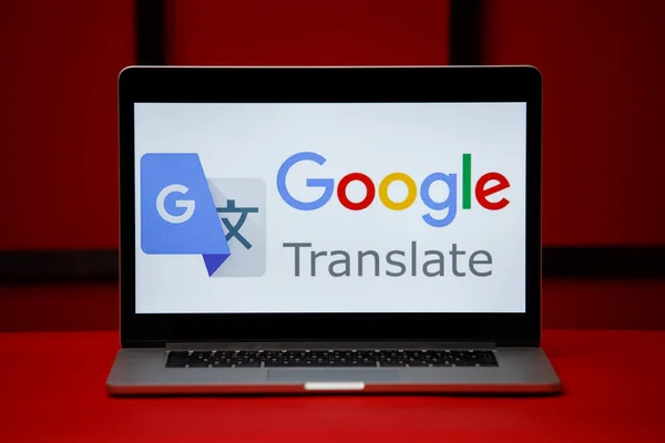 Tula 06.02.2020 Google překládá logo na obrazovce notebooku izolované na červeném pozadí. — Stock fotografie