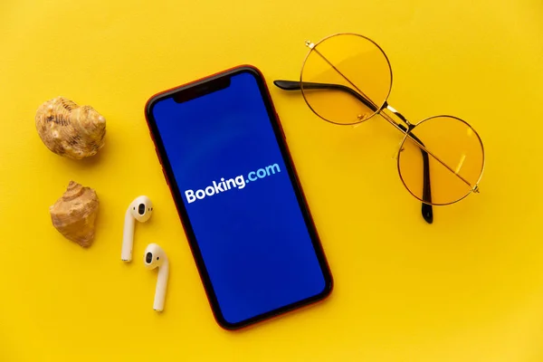 Tula, Rusko - Září 08, 2020: Logo aplikace Booking.com na displeji iPhone — Stock fotografie