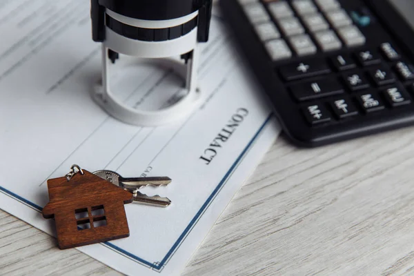 Zastosowanie umowy kredytu hipotecznego z drewnianym breloczkiem w kształcie domu — Zdjęcie stockowe