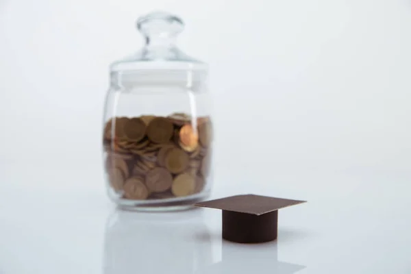 Модель выпуска шляпы и монеты в банковских сбережениях на концептуальное инвестиционное образование и стипендии — стоковое фото