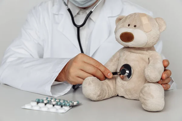 De dokter controleert de hartslag van teddybeer in het ziekenhuis. Kinderarts concept. Close-up — Stockfoto