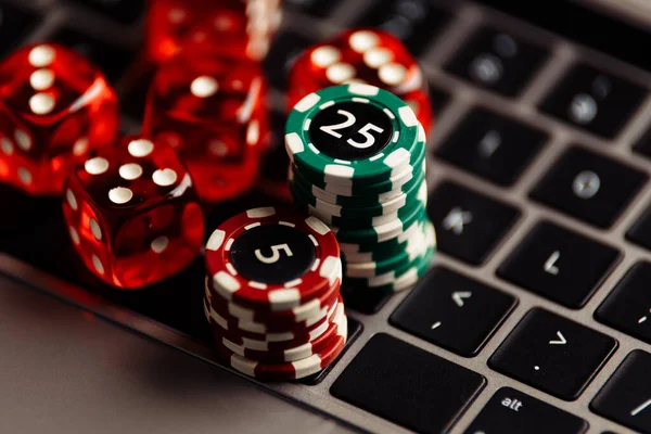Konsep kasino online. Chip judi dan lima dadu merah close-up Stok Foto Bebas Royalti